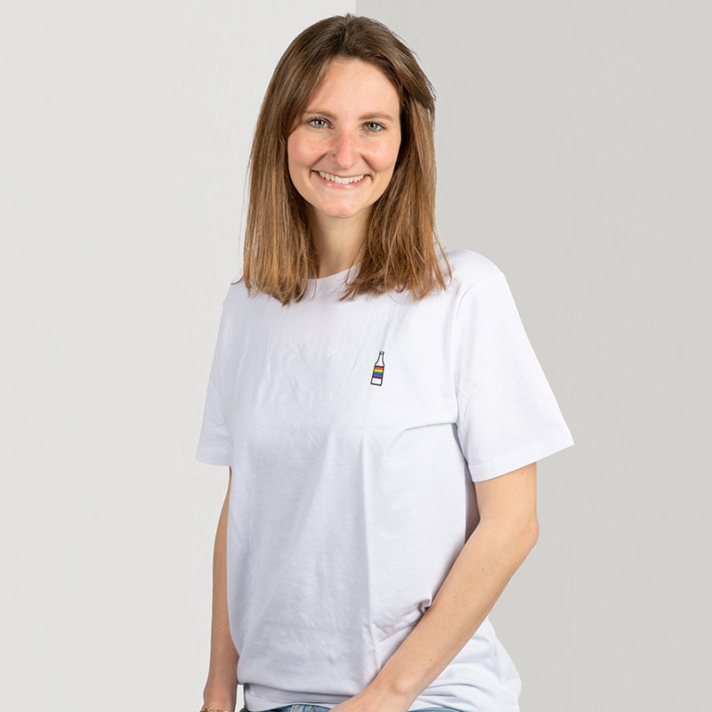 Zohus Rheinmanufaktur - Pride Shirts Flasche - Model Chantal - shopstartups | Startup-Produkte