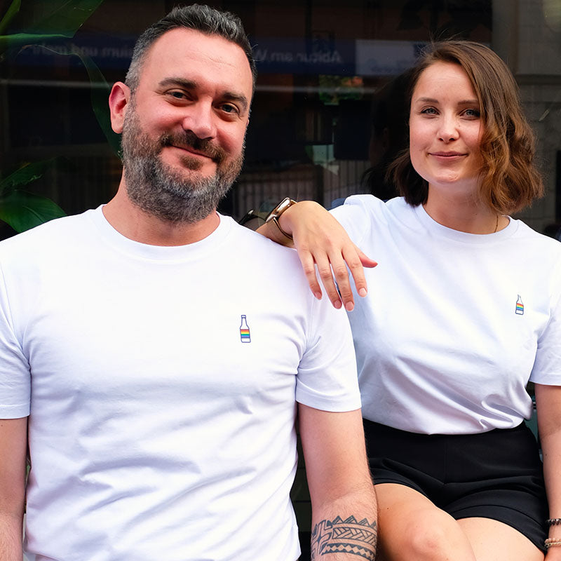 Zohus Rheinmanufaktur - Pride Shirts Flasche - Chris und Sophia front - shopstartups | Startup-Produkte