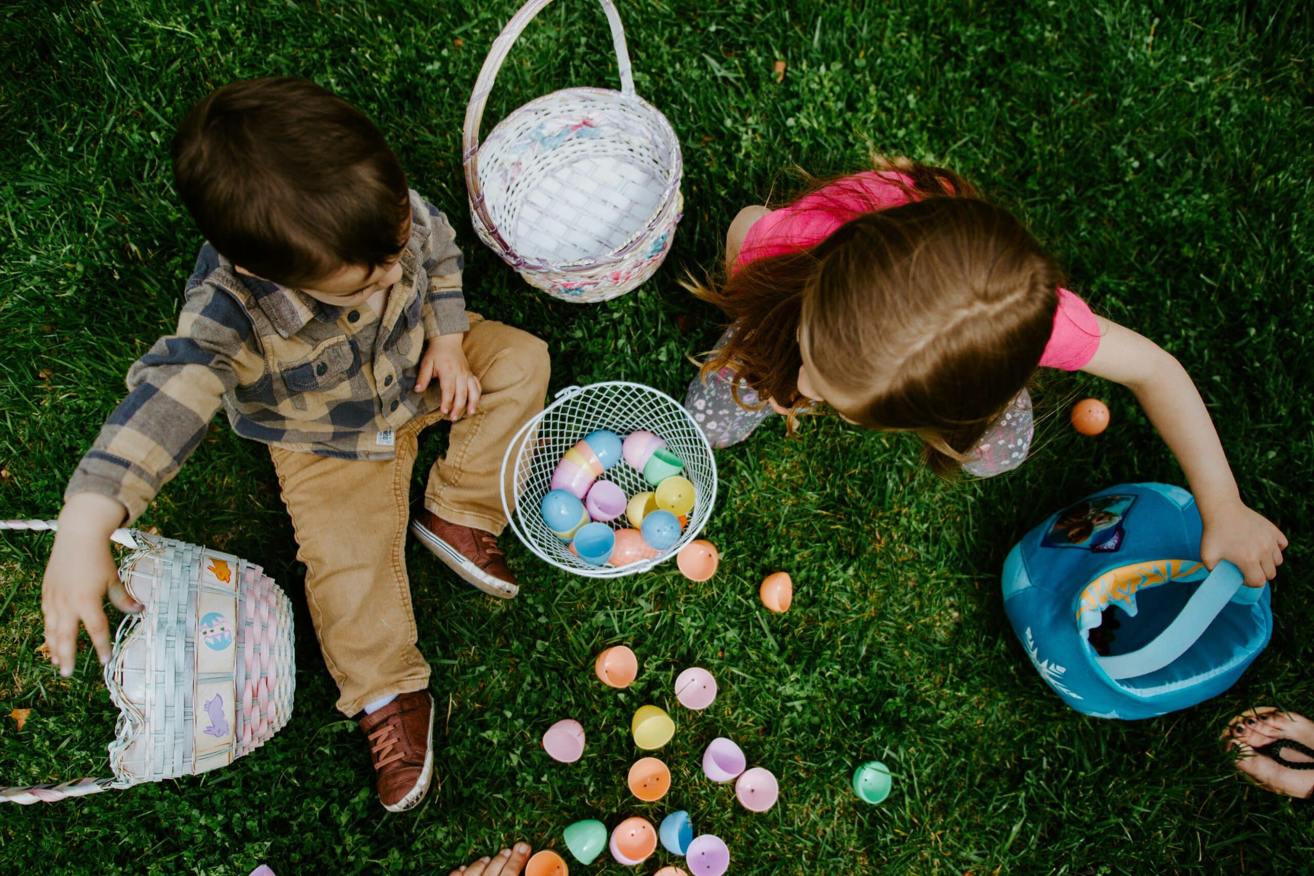 Kinder sammeln Eier zu Ostern - Blog Geschenkideen - shopstartups
