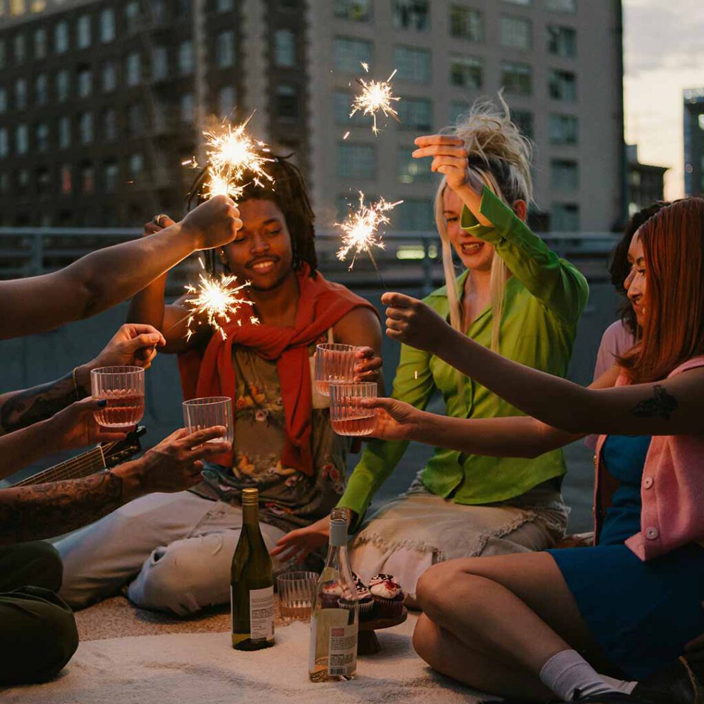 Freunde auf dem Dach mit Wunderkerzen - shopstartups Blog