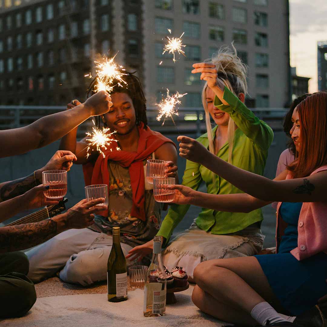 Freunde auf dem Dach mit Wunderkerzen - shopstartups Blog