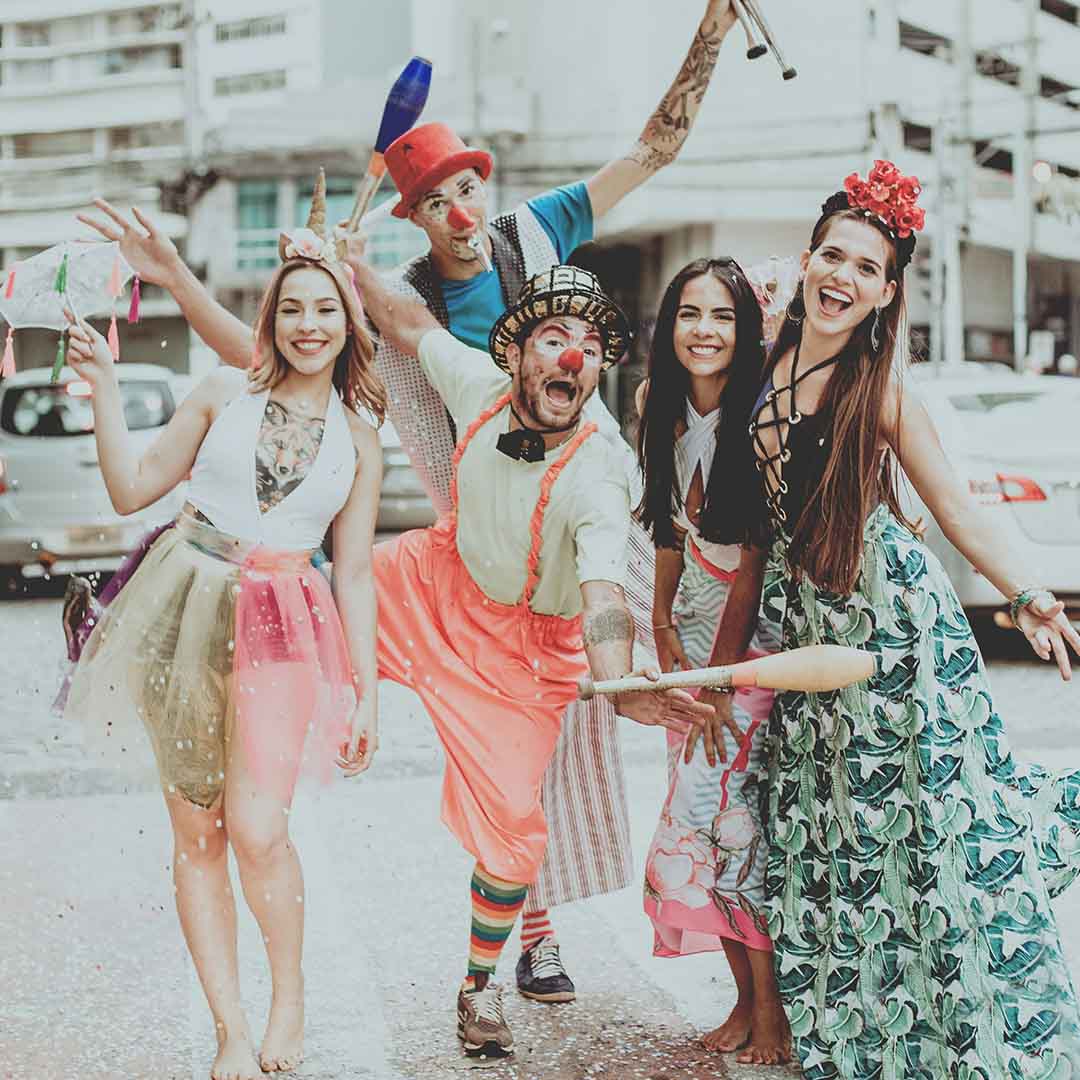 Menschen feiern Karneval - shopstartups Blog