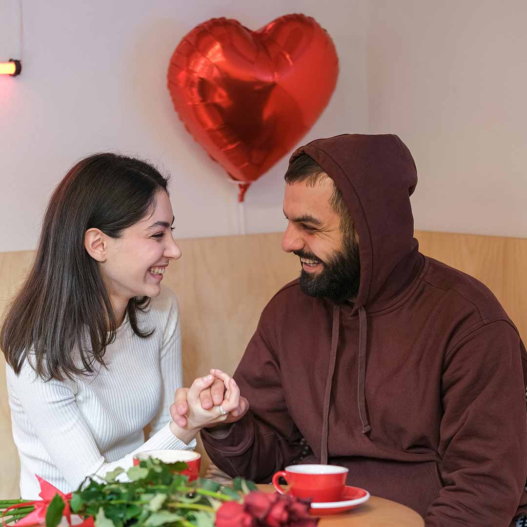 EIn Paar vor rotem Herzballon - shopstartups Blog