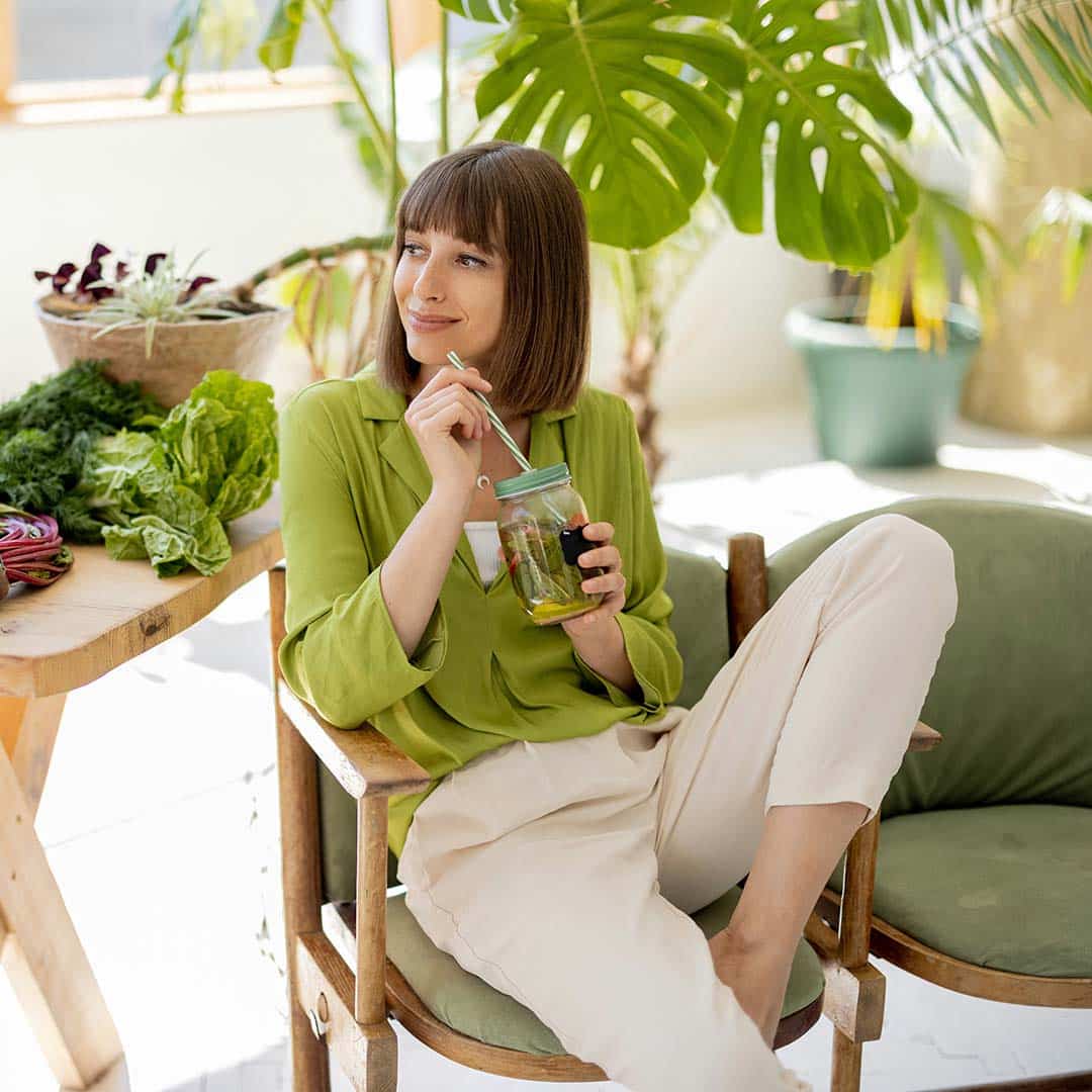 Frau trinkt grünen Smoothie zum Detox - shopstartups Blog