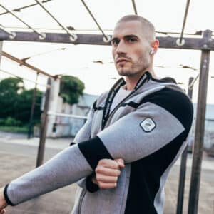 Männliches Model mit der merinoTech Vest von portance - shopstartups