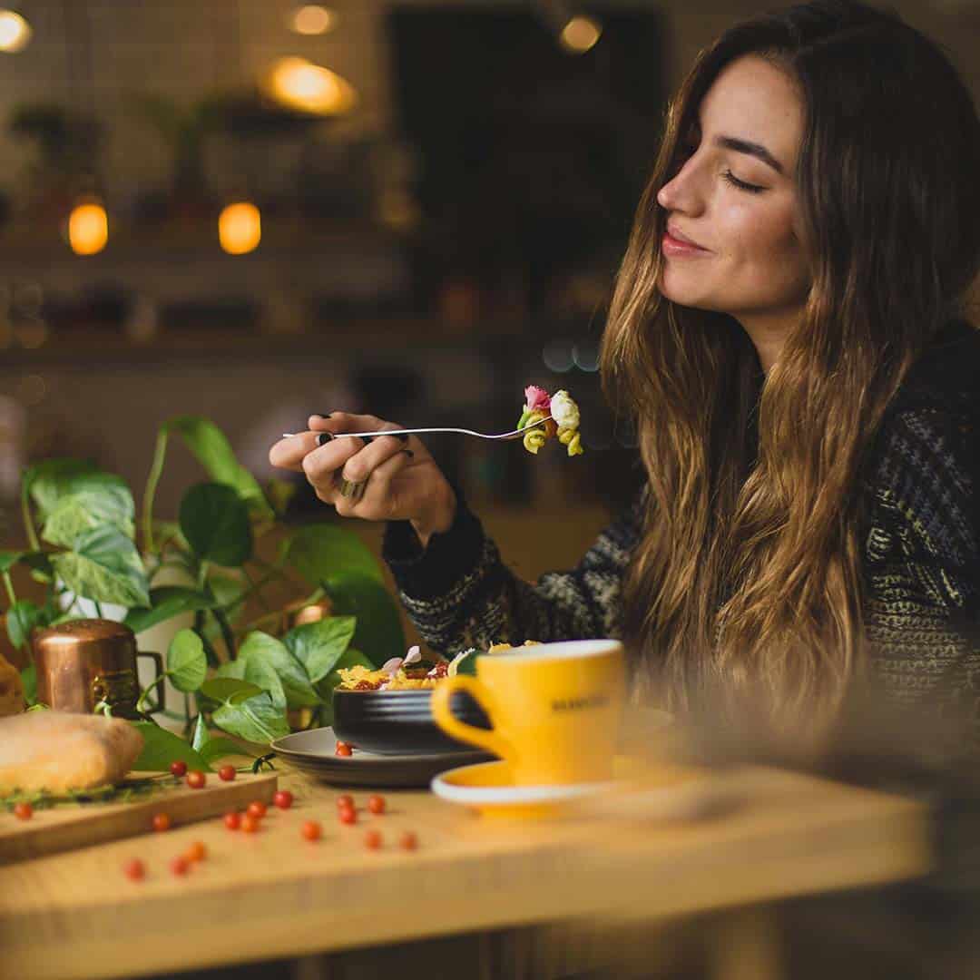 Frau isst eine vegane Bowl - shopstartups Blog